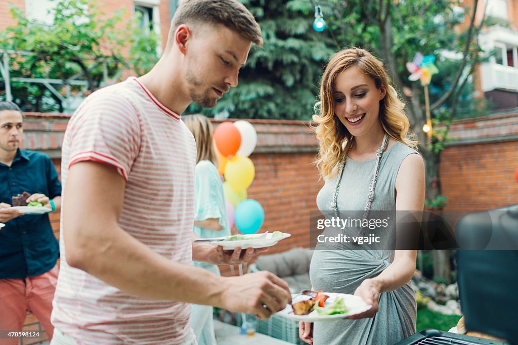 Junge Menschen Essen im Barbecue-Party.