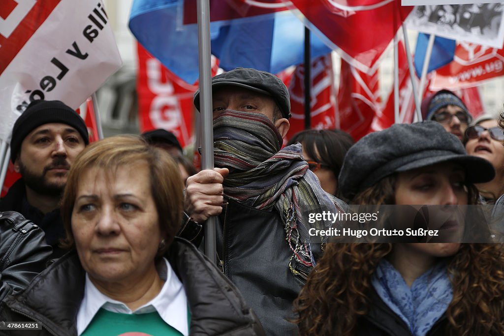 Hundreds protest against education cuts in Madrid