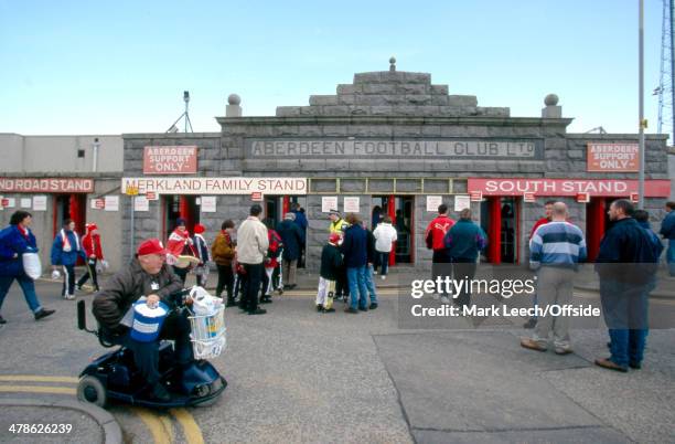March 1998 - Scottish Premiership - Aberdeen v Celtic - Fans linger outside and make their way into the Pittodrie Stadium.