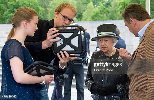 Queen Elizabeth II is shown by India Stutzke and Nils Scholl from the Kaiserin-Auguste-Viktoria-Gymnasium in Celle and developer Paul Verschure on a...