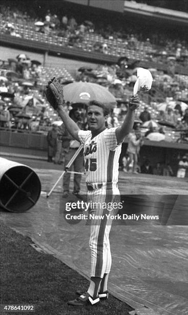 The Mets' all-time biggest believer, Tug McGraw, responds to big Shea Stadium ovation.