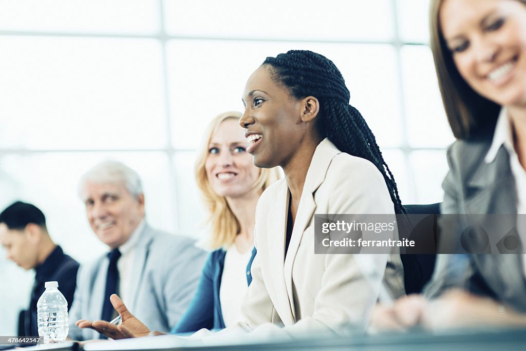 Mujer de negocios en la sala de conferencias