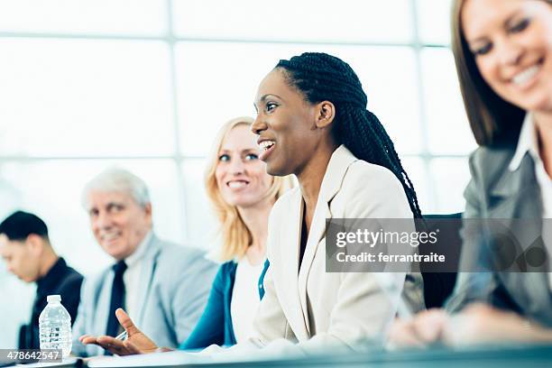 mulher de negócios em conferência - política imagens e fotografias de stock