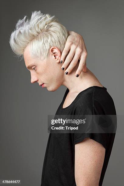man with arm around neck, profile - homme coiffure photos et images de collection