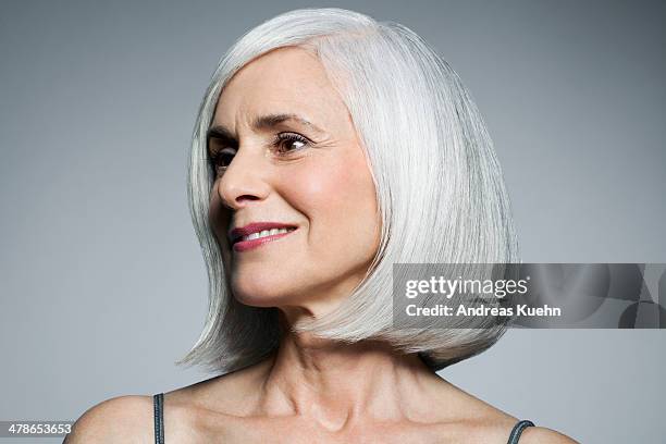 grey haired woman in 3/4 postion, portrait. - cabelo-curto-estilo-de-cabelo imagens e fotografias de stock