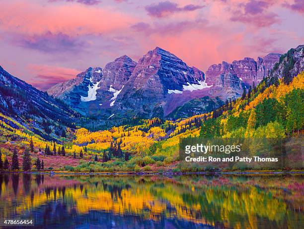 maroon bells árboles otoño aspen, el lago reflection, aspen colorado - imponente fotografías e imágenes de stock