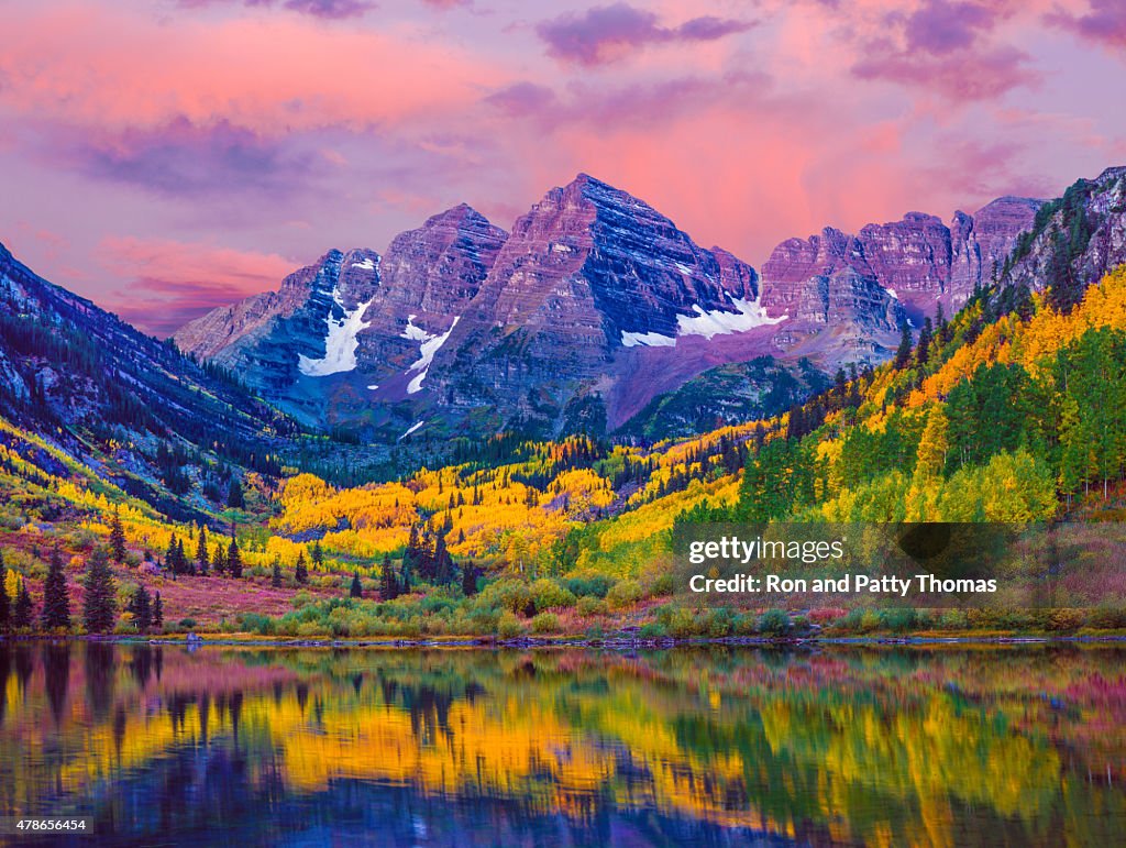 Maroon Bells Autunno ad Aspen alberi, un lago riflessioni, Aspen, Colorado