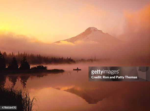 misty morning, canoe, with the reflection of  mt. hood, or - mount hood stockfoto's en -beelden