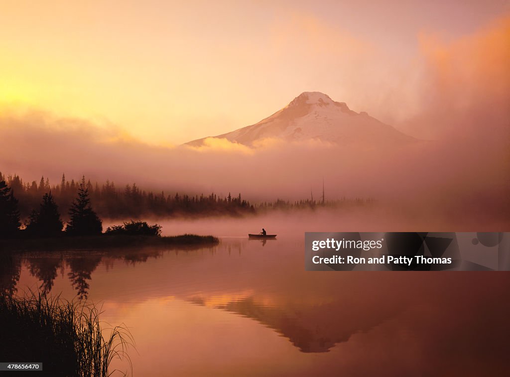 Misty manhã, Canoa, com o reflexo do Monte Hood, ou