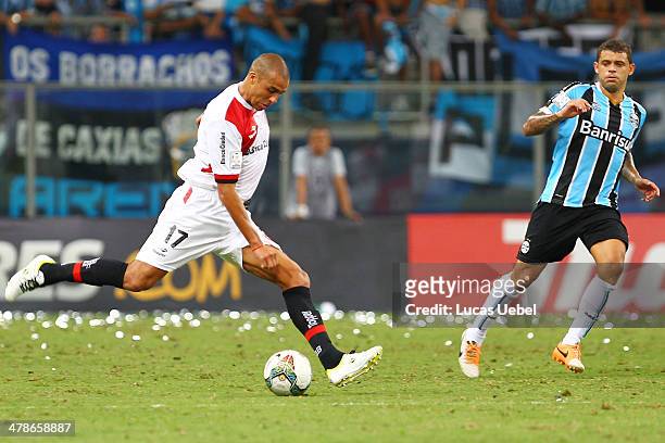 David Trezeguet of Newell's Old Boys runs for the ball during the Copa Bridgestone Libertadores 2014 match between Gremio v Newell's Old Boys at...