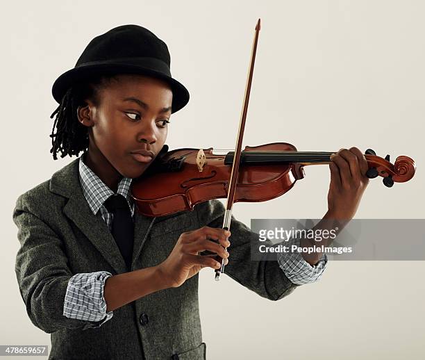 violin virtuoso - boy violin stockfoto's en -beelden