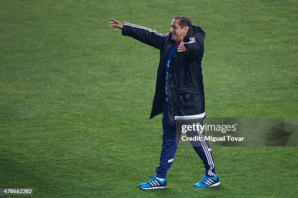 Ramon Diaz coach of Paraguay gestures before a training session at Alcaldesa Ester Roa Rebolledo Municipal Stadium on June 26 2015 in Concepcion,...