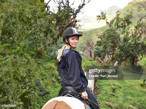 bereit, begeben sie sich auf ein bergpfad auf dem rücken eines pferdes - portrait hobby freizeit reiten stock-fotos und bilder