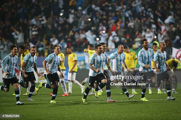 Players of Argentina celebrate after winning the 2015 Copa America Chile quarter final match between Argentina and Colombia at Sausalito Stadium on...