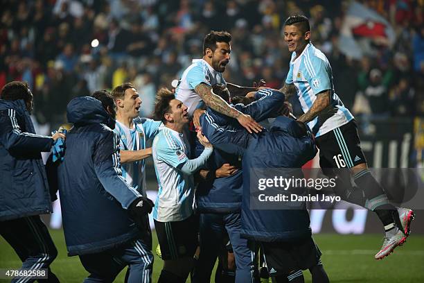 Players of Argentina celebrate after winning the 2015 Copa America Chile quarter final match between Argentina and Colombia at Sausalito Stadium on...