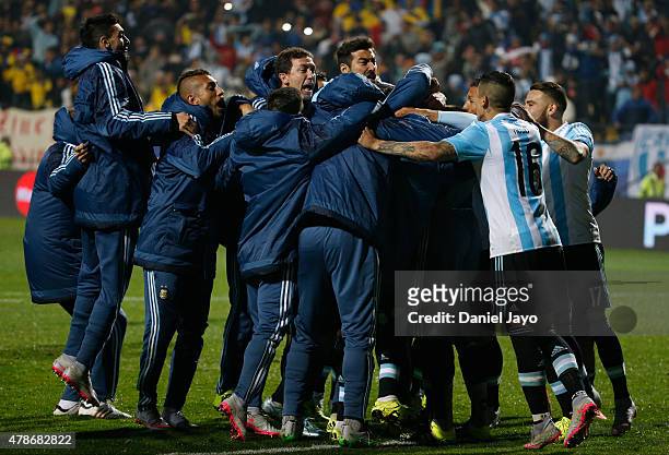 Players of Argentina celebrate after winning the 2015 Copa America Chile quarter final match between Argentina and Colombia at Sausalito Stadium on...