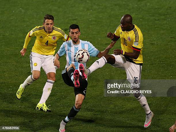 Argentina's midfielder Javier Pastore vies for the ball with Colombia's defender Santiago Arias and forward Victor Ibarbo during the 2015 Copa...
