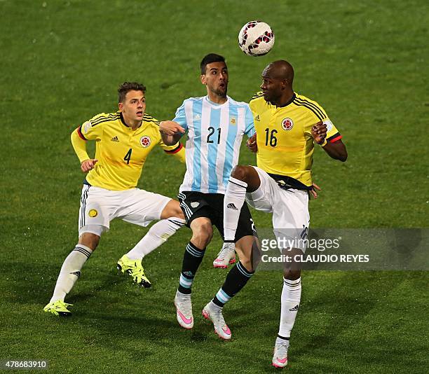Argentina's midfielder Javier Pastore vies for the ball with Colombia's defender Santiago Arias and forward Victor Ibarbo during the 2015 Copa...