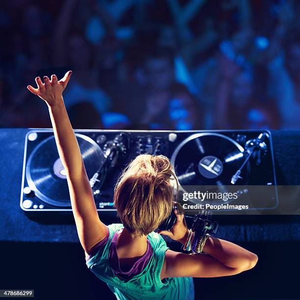 she makes the crowd go wild! - dj club stockfoto's en -beelden