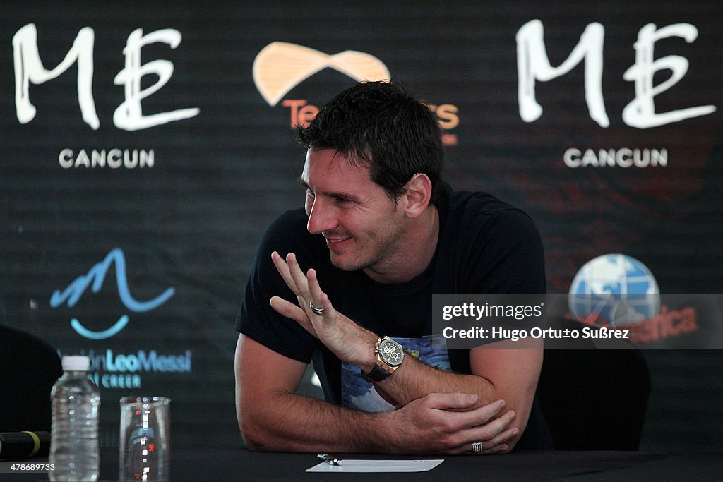 Lionel Messi with children of CRIT in Cancun