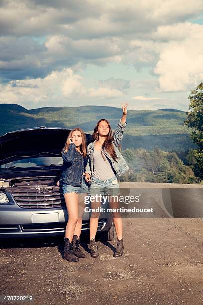 teenagers in trouble on road with brokedown parent's car. - eastern townships stockfoto's en -beelden