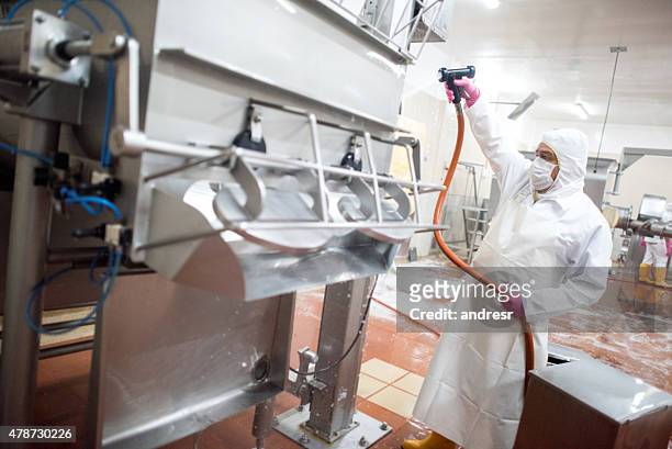 máquinas de lavar homens em uma fábrica - fábrica de comida - fotografias e filmes do acervo