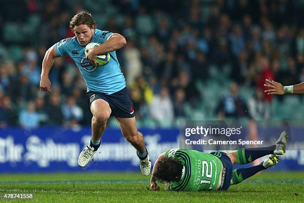 Michael Hooper of the Waratahs makes a break during the Super Rugby Semi Final match between the Waratahs and the Highlanders at Allianz Stadium on...