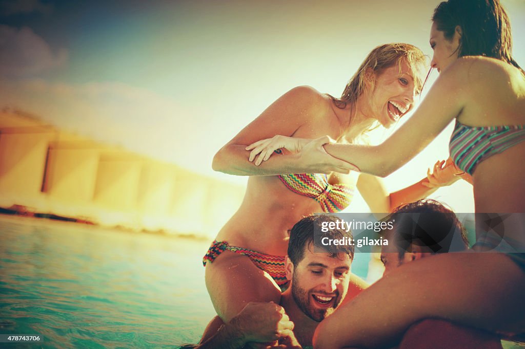 Porter sur le dos lutte de la piscine.