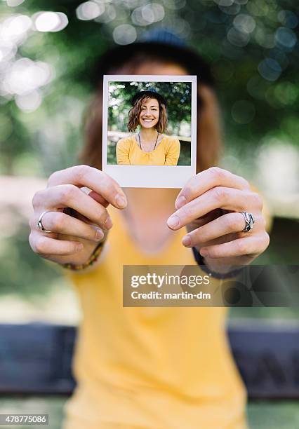 mädchen mit einer polaroid-selfie - one finger selfie stock-fotos und bilder