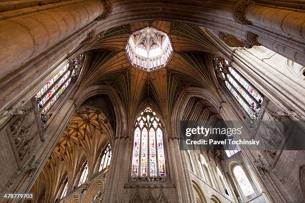 gothic cathedral in ely, cambridgeshire - catedral de ely fotografías e imágenes de stock