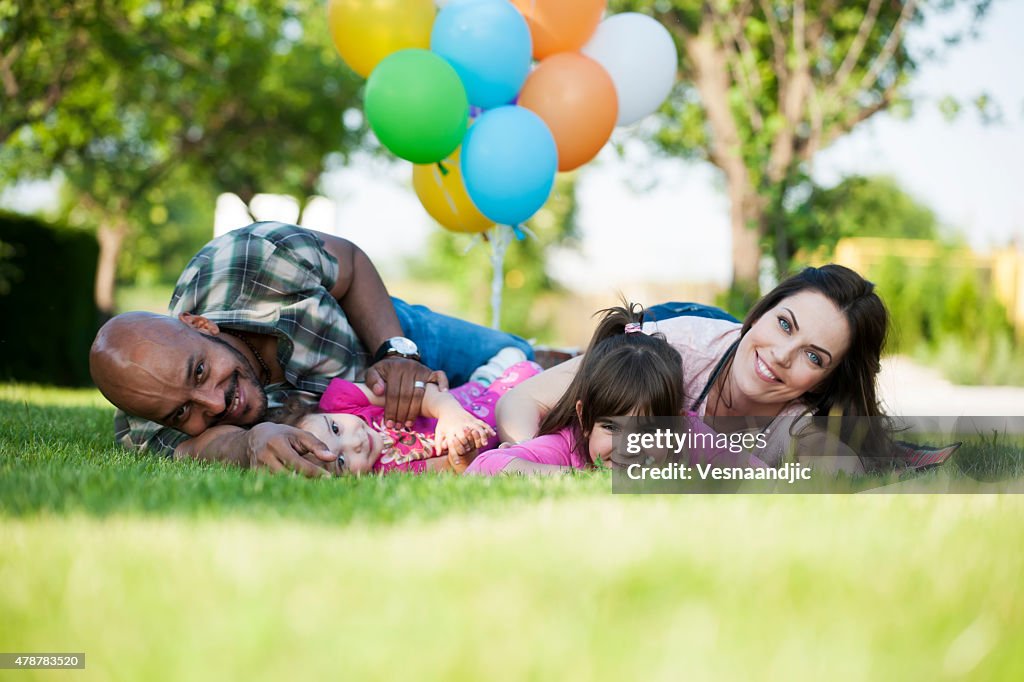 Belle famille jouant avec des ballons dans un pique-nique