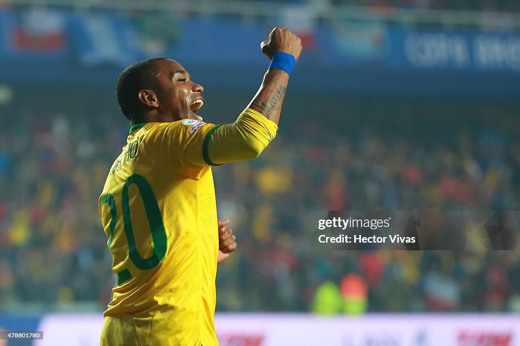 Brazil v Paraguay: Quarter Final - 2015 Copa America Chile