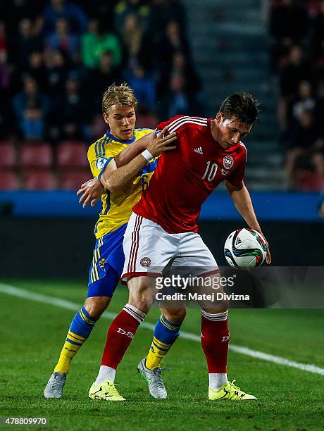 Pierre Hojbjerg of Denmark battles for the ball with Oscar Lewicki of Sweden during UEFA U21 European Championship semi final match between Denmark...