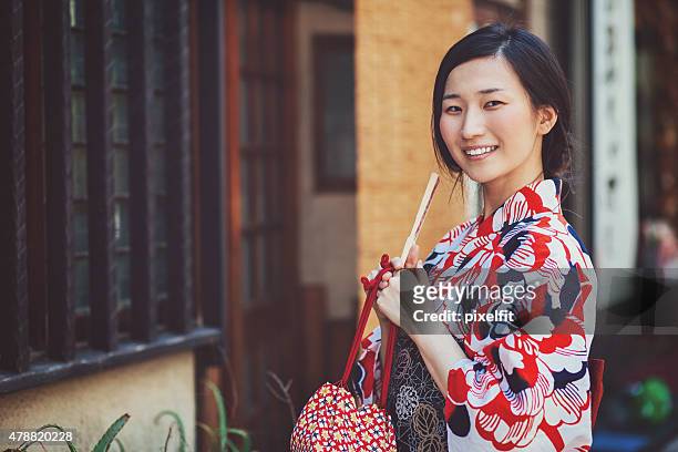 porträt der jungen frau mit kimono in japan - yukata kimono stock-fotos und bilder