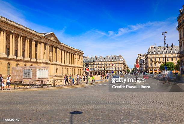 rue du louvre in paris - palais royal fotografías e imágenes de stock