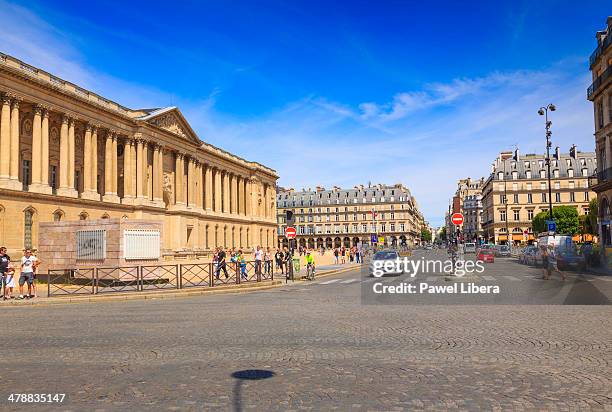 rue du louvre in paris - palais royal stockfoto's en -beelden