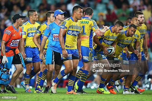 Eels players look dejected during the round two NRL match between the Sydney Roosters and the Parramatta Eels at Allianz Stadium on March 15, 2014 in...