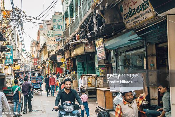 busy streets of old delhi - chandni chowk stockfoto's en -beelden