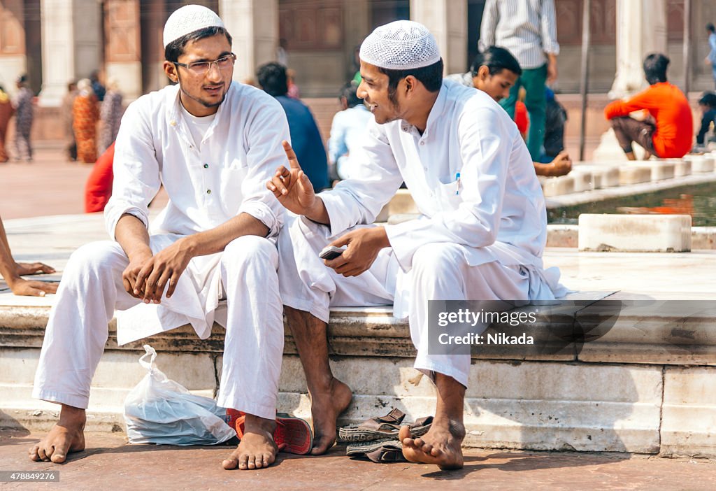 Zwei Männer Sitzen im Jama Masjid Mosque, Indien