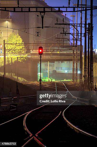 red light - bahnübergangsschild stock-fotos und bilder