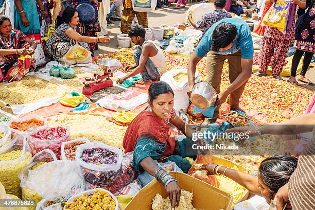 femme vente des pâtes au chadni chowk les marchés aux épices - indian market photos et images de collection