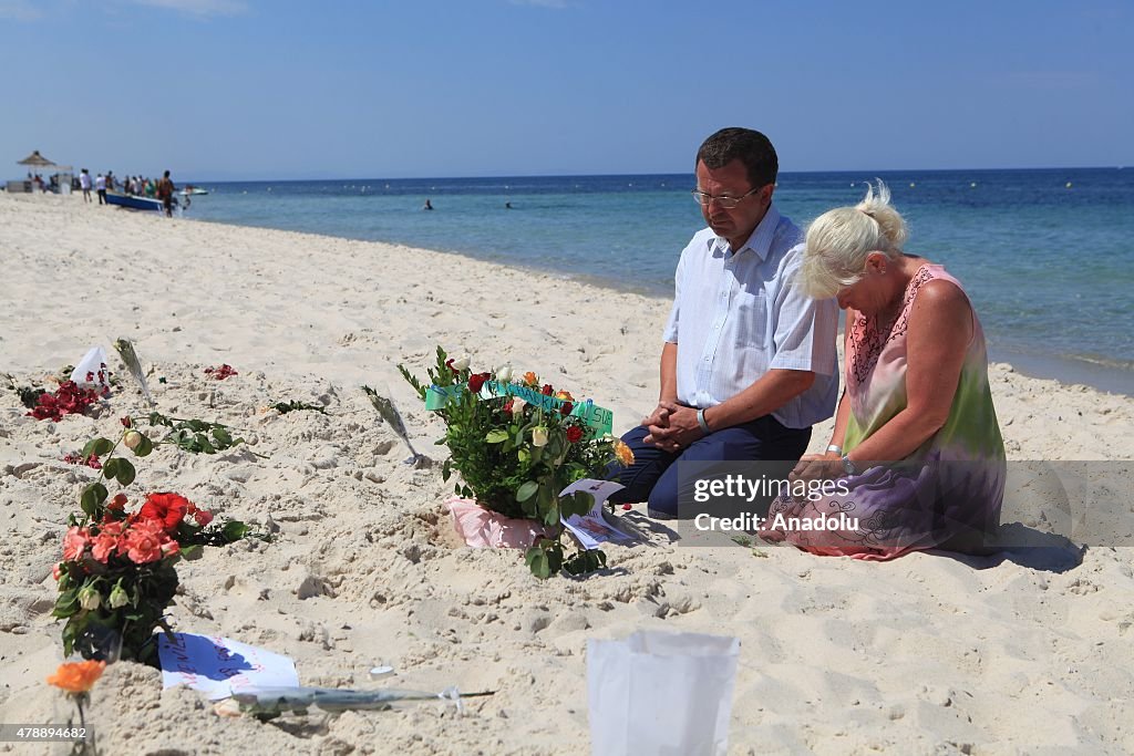 People commemorate the victims of gunmen attack in Tunisia