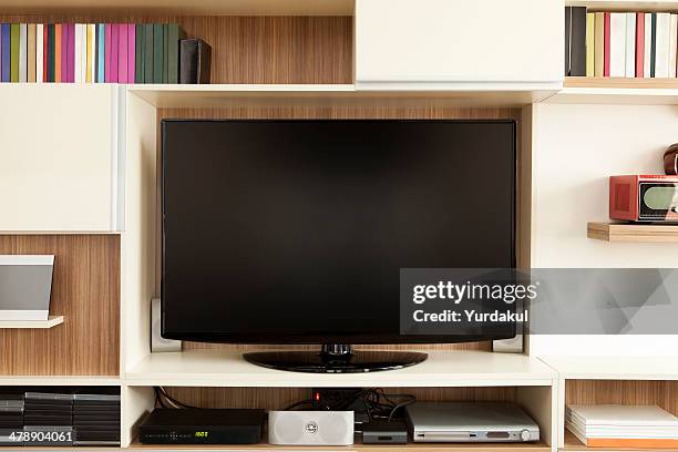 televisor de la unidad en pared - monitor-de-pantalla-plana fotografías e imágenes de stock