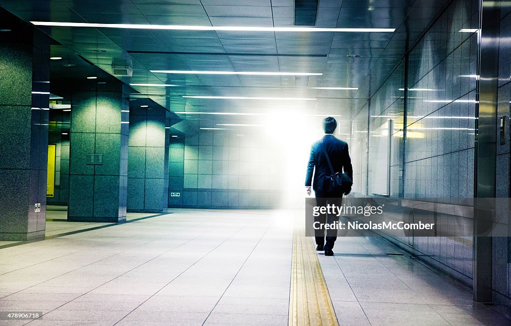 Geschäftsmann in das Licht am Ende des Tunnels