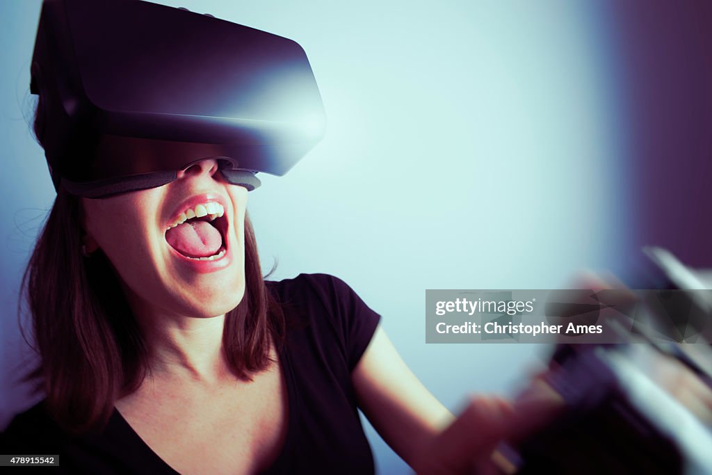 Mujer jugando videojuegos con auriculares de realidad Virtual