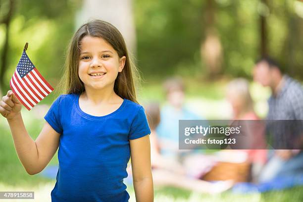 アメリカ国旗のお子様は、ご家族の屋外夏のピクニックます。7 月 4 日。 - 4th of july picnic ストックフォトと画像