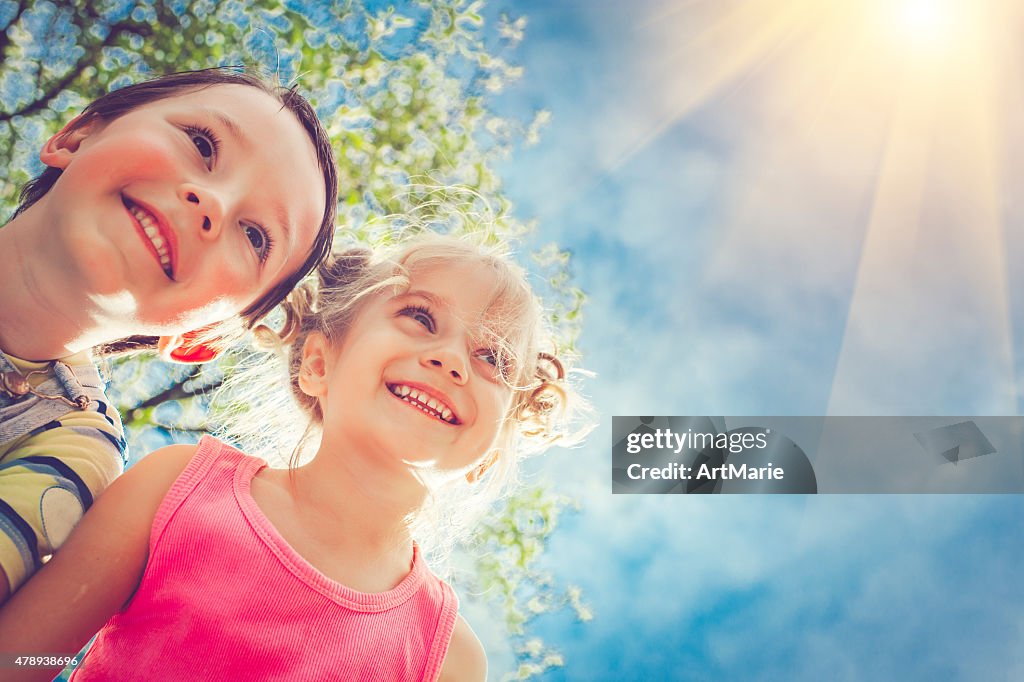 Niños felices en verano