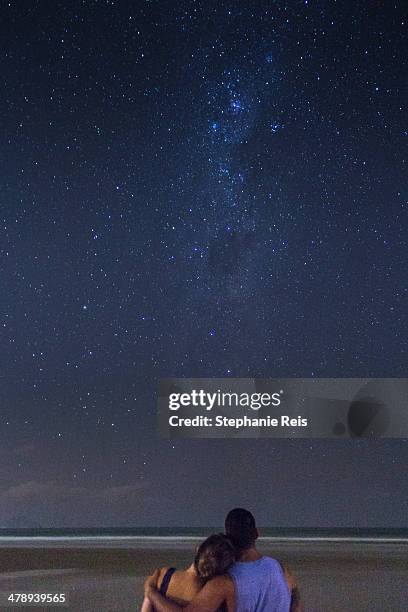 love under the stars - praia noite imagens e fotografias de stock