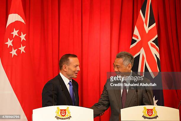 Australian Prime Minister Tony Abbott and Singapore Prime Minister Lee Hsien Loong shake hands during the joint press conference at the Istana on...