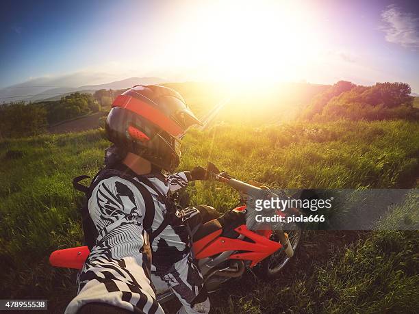 enduro motocross rider a tirar uma selfie - motocross imagens e fotografias de stock